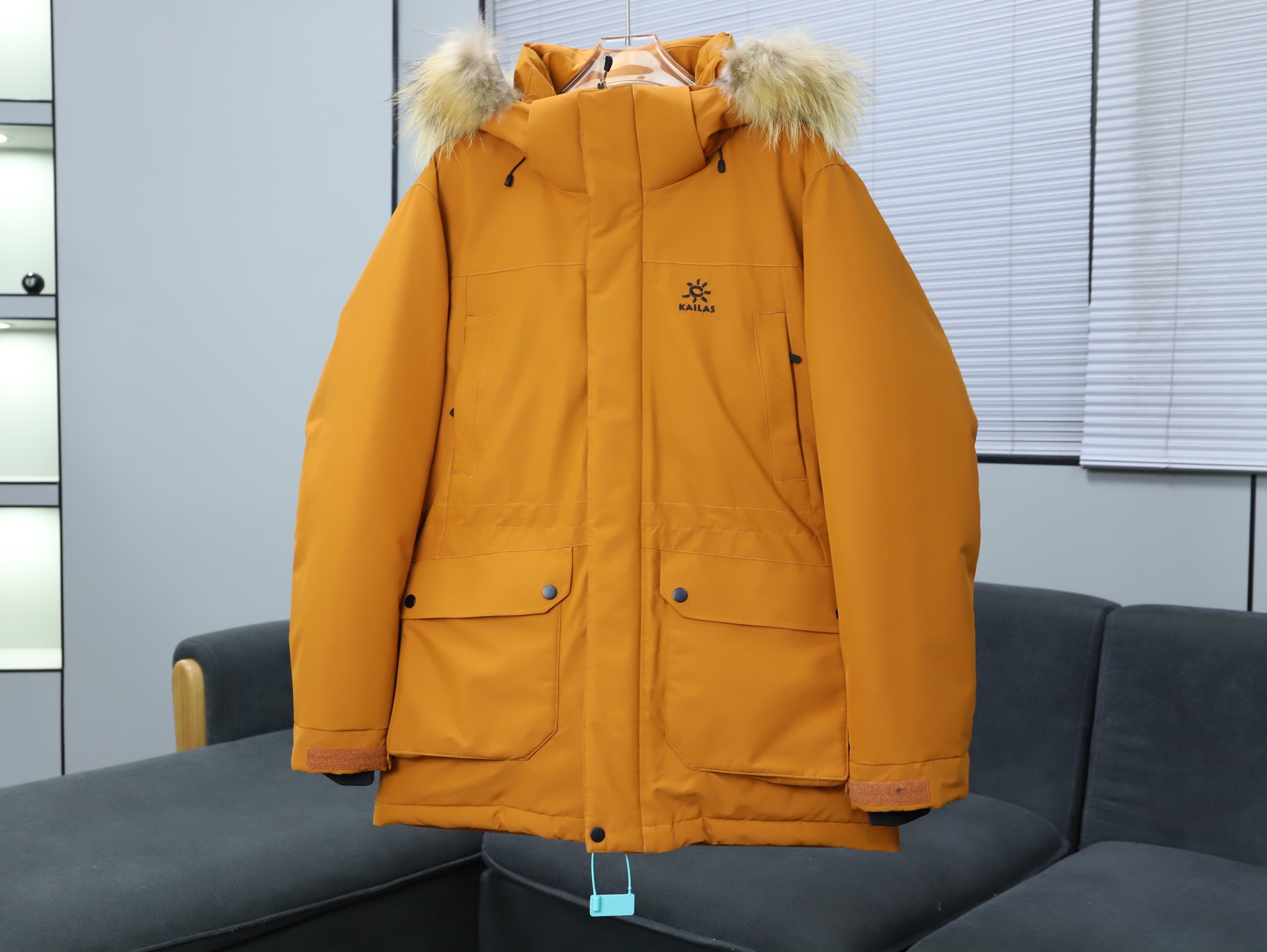 凯乐石KAILAS 毛领加厚工装防寒加绒防水羽绒服  
性能硬核不失时尚的工装羽绒，可作为外层穿着，240G的高充绒量，使它足够应对外-25℃寒冷天气，面料能抵御刺骨风雪、小雨侵袭，源于高海拔攀登的极境防护系统，让寒风没有丝毫可乘之机。帽子可拆，满足徒步以外的各种场景需求。
抵御风雪
高山级防风雪面料，应对多变天气 GOOSE	240g高充绒	高效保暖，锁住更多热量16 /17
全方位防风 极境防扩杀矶，止W感八饺