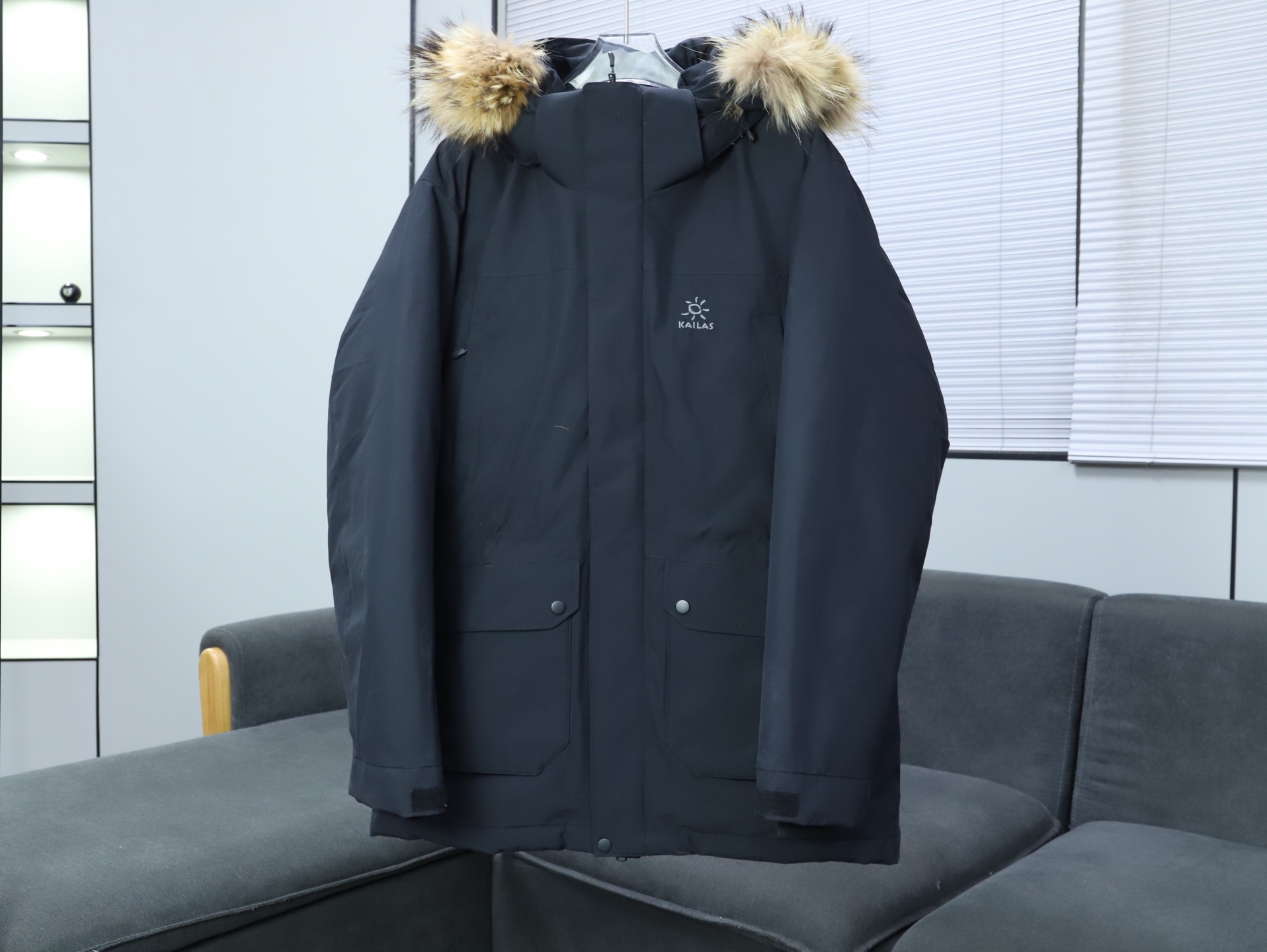 凯乐石KAILAS 毛领加厚工装防寒加绒防水羽绒服  
性能硬核不失时尚的工装羽绒，可作为外层穿着，240G的高充绒量，使它足够应对外-25℃寒冷天气，面料能抵御刺骨风雪、小雨侵袭，源于高海拔攀登的极境防护系统，让寒风没有丝毫可乘之机。帽子可拆，满足徒步以外的各种场景需求。
抵御风雪
高山级防风雪面料，应对多变天气 GOOSE	240g高充绒	高效保暖，锁住更多热量16 /17
全方位防风 极境防扩杀矶，止W感八饺