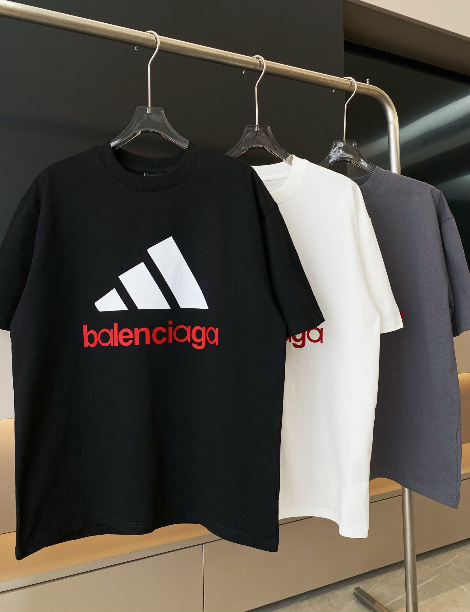 上新🆕巴黎世家款号:123(260克双纱) 巴黎世家联名阿迪达斯,这件真的好绝好绝啊!谁穿谁好看! 纯棉260g双纱面料! (高质量) 颜色:黑,白,深灰