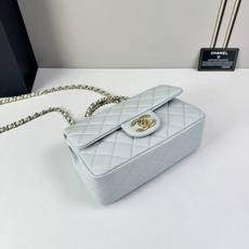 香奈儿Chanel 手柄大mini链条包这款23k 手柄mini经典再升级的设计👍在基础上搭配了皮穿链手 香奈儿Chanel 手柄大mini链条包这款23k 手柄mini经典再升级的设计👍在基础上搭配了皮穿链手