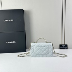 香奈儿Chanel 手柄大mini链条包这款23k 手柄mini经典再升级的设计👍在基础上搭配了皮穿链手 香奈儿Chanel 手柄大mini链条包这款23k 手柄mini经典再升级的设计👍在基础上搭配了皮穿链手