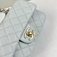 香奈儿Chanel 手柄大mini链条包这款23k 手柄mini经典再升级的设计👍在基础上搭配了皮穿链手 香奈儿Chanel 手柄大mini链条包这款23k 手柄mini经典再升级的设计👍在基础上搭配了皮穿链手