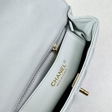 香奈儿Chanel 手柄大mini链条包这款23k 手柄mini经典再升级的设计👍在基础上搭配了皮穿链手 香奈儿Chanel 手柄大mini链条包这款23k 手柄mini经典再升级的设计👍在基础上搭配了皮穿链手