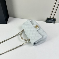 香奈儿Chanel 手柄大mini链条包这款23k 手柄mini经典再升级的设计👍在基础上搭配了皮穿链手 香奈儿Chanel 手柄大mini链条包这款23k 手柄mini经典再升级的设计👍在基础上搭配了皮穿链手