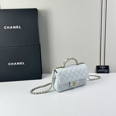 香奈儿Chanel 手柄大mini链条包这款23k 手柄mini经典再升级的设计👍在基础上搭配了皮穿链手 香奈儿Chanel 手柄大mini链条包这款23k 手柄mini经典再升级的设计👍在基础上搭配了皮穿链手