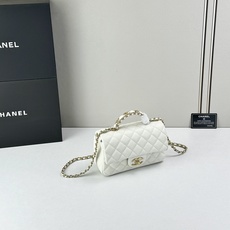 香奈儿Chanel 手柄大mini链条包这款23k 手柄mini经典再升级的设计👍在基础上搭配了皮穿链手 香奈儿Chanel 手柄大mini链条包这款23k 手柄mini经典再升级的设计👍在基础上搭配了皮穿链手