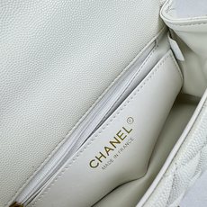 香奈儿Chanel 手柄大mini链条包这款23k 手柄mini经典再升级的设计👍在基础上搭配了皮穿链手 香奈儿Chanel 手柄大mini链条包这款23k 手柄mini经典再升级的设计👍在基础上搭配了皮穿链手