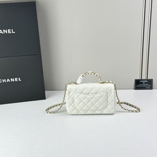 香奈儿Chanel 手柄大mini链条包这款23k 手柄mini经典再升级的设计👍在基础上搭配了皮穿链手 香奈儿Chanel 手柄大mini链条包这款23k 手柄mini经典再升级的设计👍在基础上搭配了皮穿链手