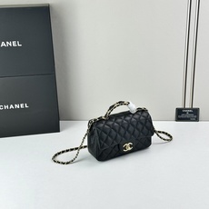 香奈儿Chanel 手柄大mini链条包这款23k 手柄mini经典再升级的设计👍在基础上搭配了皮穿链手 香奈儿Chanel 手柄大mini链条包这款23k 手柄mini经典再升级的设计👍在基础上搭配了皮穿链手
