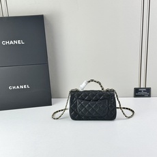 香奈儿Chanel 手柄大mini链条包这款23k 手柄mini经典再升级的设计👍在基础上搭配了皮穿链手 香奈儿Chanel 手柄大mini链条包这款23k 手柄mini经典再升级的设计👍在基础上搭配了皮穿链手
