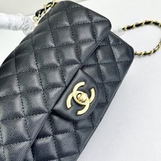 香奈儿Chanel 手柄大mini链条包这款23k 手柄mini经典再升级的设计👍在基础上搭配了皮穿链手 香奈儿Chanel 手柄大mini链条包这款23k 手柄mini经典再升级的设计👍在基础上搭配了皮穿链手