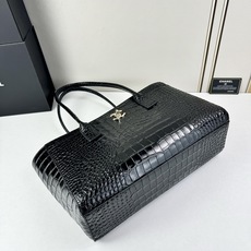 香奈儿鳄鱼压纹托特包属于大容量通勤款,适合日常多种场景使用。包型硬挺有型,能保持良好轮廓,不显塌陷兼顾美 香奈儿鳄鱼压纹托特包属于大容量通勤款,适合日常多种场景使用。包型硬挺有型,能保持良好轮廓,不显塌陷兼顾美