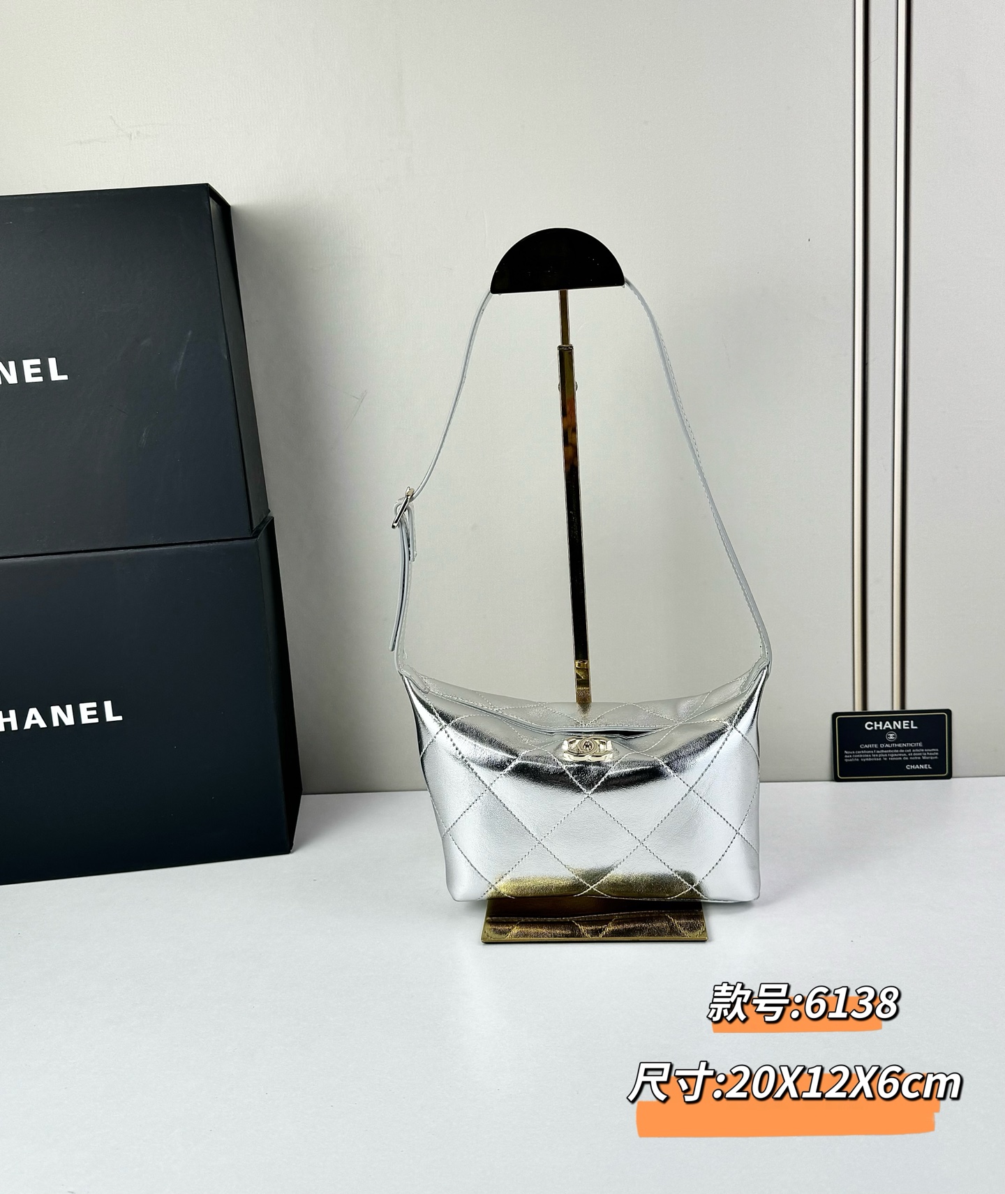Chanel 新品经典菱格纹+软糯小羊皮，自重轻、手感软，背起来松弛感十足，慵懒又高级。小号设计对超友好