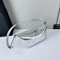 Chanel 新品经典菱格纹+软糯小羊皮,自重轻、手感软,背起来松弛感十足,慵懒又高级。小号设计对超友好 Chanel 新品经典菱格纹+软糯小羊皮,自重轻、手感软,背起来松弛感十足,慵懒又高级。小号设计对超友好