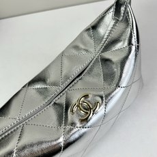 Chanel 新品经典菱格纹+软糯小羊皮,自重轻、手感软,背起来松弛感十足,慵懒又高级。小号设计对超友好 Chanel 新品经典菱格纹+软糯小羊皮,自重轻、手感软,背起来松弛感十足,慵懒又高级。小号设计对超友好