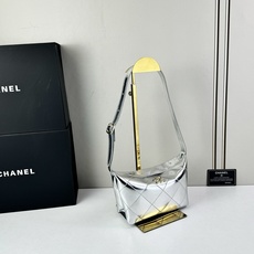 Chanel 新品经典菱格纹+软糯小羊皮,自重轻、手感软,背起来松弛感十足,慵懒又高级。小号设计对超友好 Chanel 新品经典菱格纹+软糯小羊皮,自重轻、手感软,背起来松弛感十足,慵懒又高级。小号设计对超友好