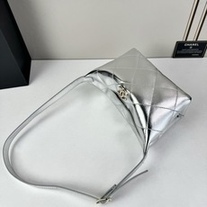 Chanel 新品经典菱格纹+软糯小羊皮,自重轻、手感软,背起来松弛感十足,慵懒又高级。小号设计对超友好 Chanel 新品经典菱格纹+软糯小羊皮,自重轻、手感软,背起来松弛感十足,慵懒又高级。小号设计对超友好