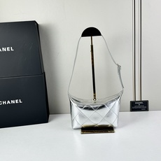 Chanel 新品经典菱格纹+软糯小羊皮,自重轻、手感软,背起来松弛感十足,慵懒又高级。小号设计对超友好 Chanel 新品经典菱格纹+软糯小羊皮,自重轻、手感软,背起来松弛感十足,慵懒又高级。小号设计对超友好