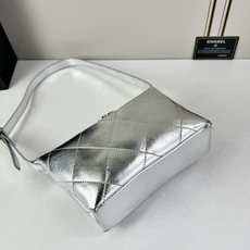 Chanel 新品经典菱格纹+软糯小羊皮,自重轻、手感软,背起来松弛感十足,慵懒又高级。小号设计对超友好 Chanel 新品经典菱格纹+软糯小羊皮,自重轻、手感软,背起来松弛感十足,慵懒又高级。小号设计对超友好