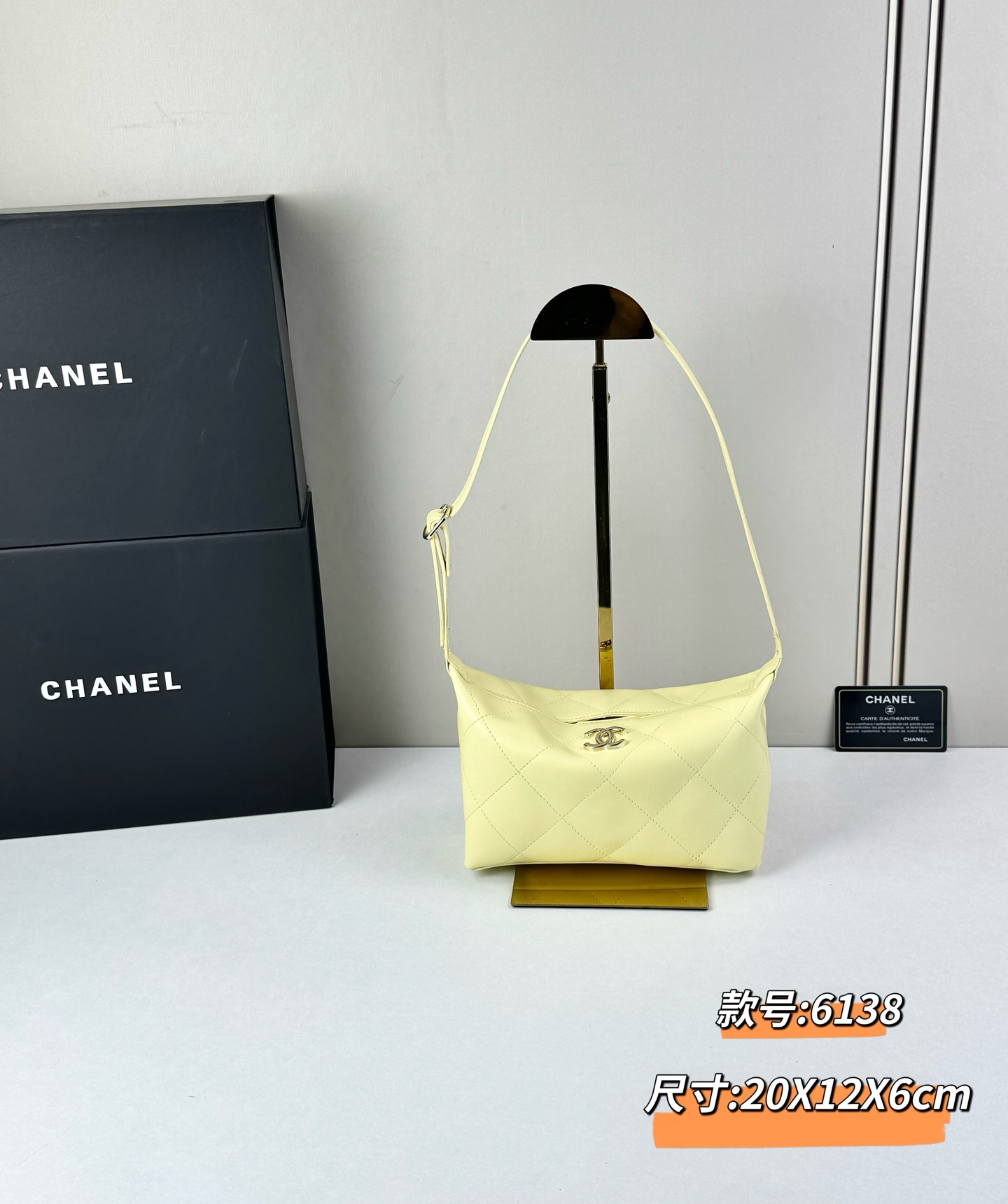 Chanel 新品经典菱格纹+软糯小羊皮，自重轻、手感软，背起来松弛感十足，慵懒又高级。小号设计对超友好