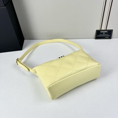 Chanel 新品经典菱格纹+软糯小羊皮,自重轻、手感软,背起来松弛感十足,慵懒又高级。小号设计对超友好 Chanel 新品经典菱格纹+软糯小羊皮,自重轻、手感软,背起来松弛感十足,慵懒又高级。小号设计对超友好