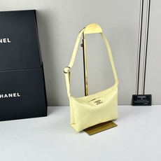 Chanel 新品经典菱格纹+软糯小羊皮,自重轻、手感软,背起来松弛感十足,慵懒又高级。小号设计对超友好 Chanel 新品经典菱格纹+软糯小羊皮,自重轻、手感软,背起来松弛感十足,慵懒又高级。小号设计对超友好