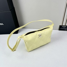 Chanel 新品经典菱格纹+软糯小羊皮,自重轻、手感软,背起来松弛感十足,慵懒又高级。小号设计对超友好 Chanel 新品经典菱格纹+软糯小羊皮,自重轻、手感软,背起来松弛感十足,慵懒又高级。小号设计对超友好