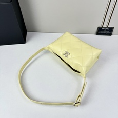 Chanel 新品经典菱格纹+软糯小羊皮,自重轻、手感软,背起来松弛感十足,慵懒又高级。小号设计对超友好 Chanel 新品经典菱格纹+软糯小羊皮,自重轻、手感软,背起来松弛感十足,慵懒又高级。小号设计对超友好