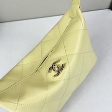 Chanel 新品经典菱格纹+软糯小羊皮,自重轻、手感软,背起来松弛感十足,慵懒又高级。小号设计对超友好 Chanel 新品经典菱格纹+软糯小羊皮,自重轻、手感软,背起来松弛感十足,慵懒又高级。小号设计对超友好
