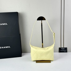 Chanel 新品经典菱格纹+软糯小羊皮,自重轻、手感软,背起来松弛感十足,慵懒又高级。小号设计对超友好 Chanel 新品经典菱格纹+软糯小羊皮,自重轻、手感软,背起来松弛感十足,慵懒又高级。小号设计对超友好