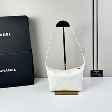Chanel 新品经典菱格纹+软糯小羊皮,自重轻、手感软,背起来松弛感十足,慵懒又高级。小号设计对超友好 Chanel 新品经典菱格纹+软糯小羊皮,自重轻、手感软,背起来松弛感十足,慵懒又高级。小号设计对超友好