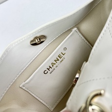 Chanel 新品经典菱格纹+软糯小羊皮,自重轻、手感软,背起来松弛感十足,慵懒又高级。小号设计对超友好 Chanel 新品经典菱格纹+软糯小羊皮,自重轻、手感软,背起来松弛感十足,慵懒又高级。小号设计对超友好