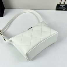 Chanel 新品经典菱格纹+软糯小羊皮,自重轻、手感软,背起来松弛感十足,慵懒又高级。小号设计对超友好 Chanel 新品经典菱格纹+软糯小羊皮,自重轻、手感软,背起来松弛感十足,慵懒又高级。小号设计对超友好