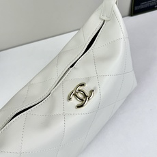 Chanel 新品经典菱格纹+软糯小羊皮,自重轻、手感软,背起来松弛感十足,慵懒又高级。小号设计对超友好 Chanel 新品经典菱格纹+软糯小羊皮,自重轻、手感软,背起来松弛感十足,慵懒又高级。小号设计对超友好