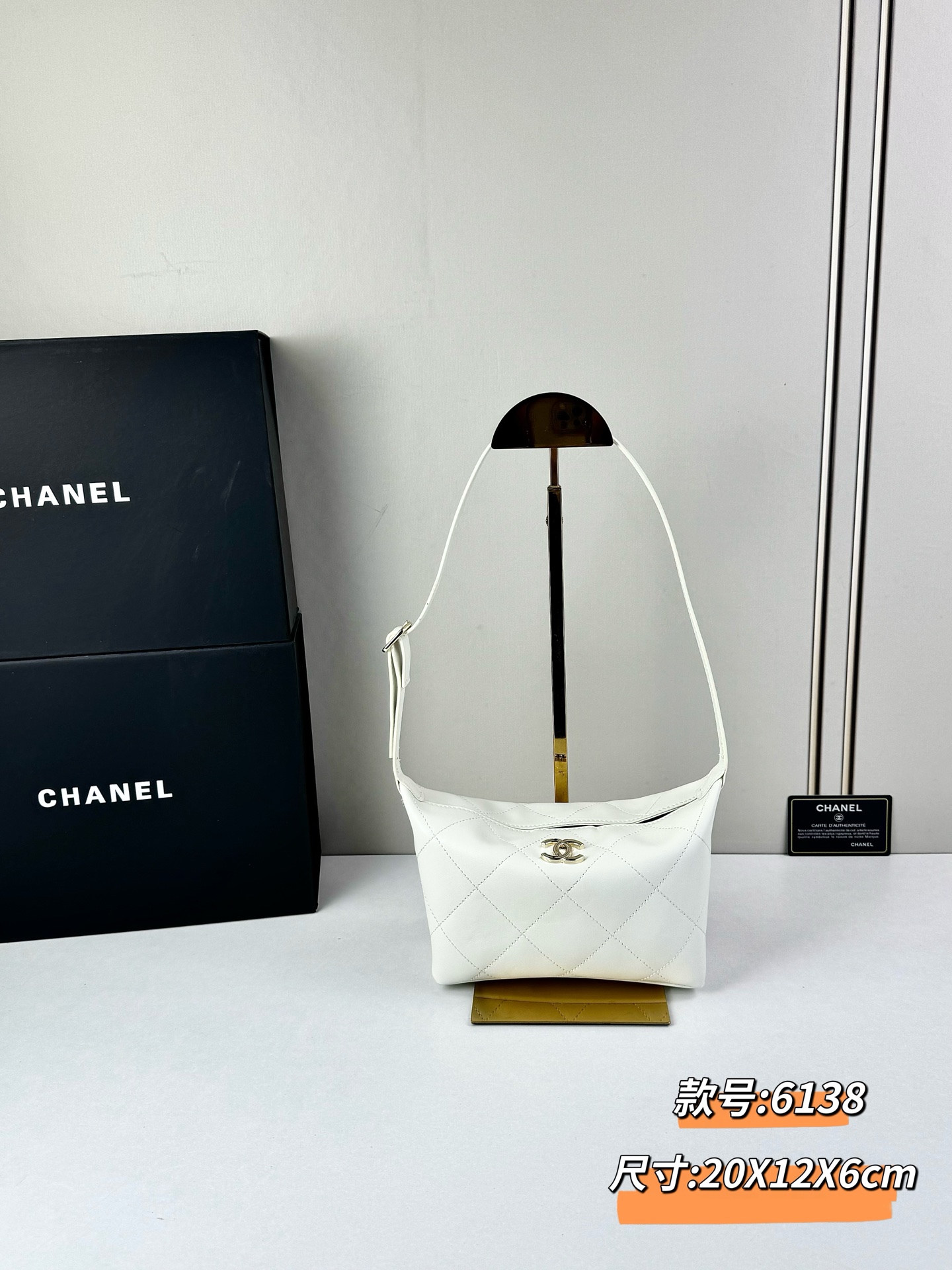 Chanel 新品经典菱格纹+软糯小羊皮，自重轻、手感软，背起来松弛感十足，慵懒又高级。小号设计对超友好