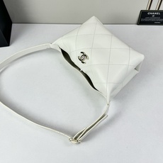 Chanel 新品经典菱格纹+软糯小羊皮,自重轻、手感软,背起来松弛感十足,慵懒又高级。小号设计对超友好 Chanel 新品经典菱格纹+软糯小羊皮,自重轻、手感软,背起来松弛感十足,慵懒又高级。小号设计对超友好