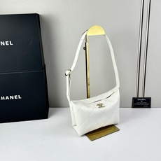 Chanel 新品经典菱格纹+软糯小羊皮,自重轻、手感软,背起来松弛感十足,慵懒又高级。小号设计对超友好 Chanel 新品经典菱格纹+软糯小羊皮,自重轻、手感软,背起来松弛感十足,慵懒又高级。小号设计对超友好