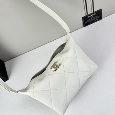 Chanel 新品经典菱格纹+软糯小羊皮,自重轻、手感软,背起来松弛感十足,慵懒又高级。小号设计对超友好 Chanel 新品经典菱格纹+软糯小羊皮,自重轻、手感软,背起来松弛感十足,慵懒又高级。小号设计对超友好