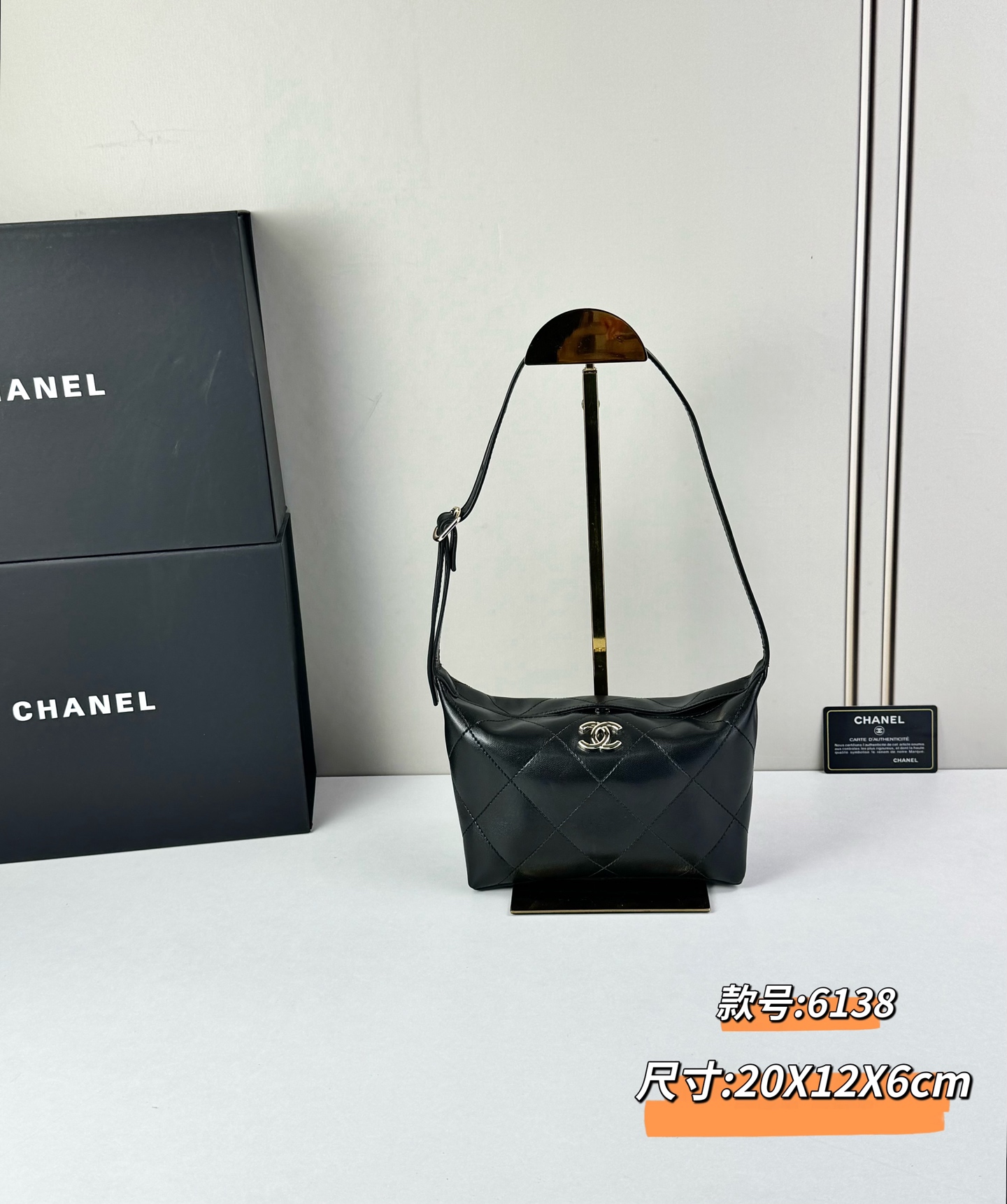 Chanel 新品经典菱格纹+软糯小羊皮，自重轻、手感软，背起来松弛感十足，慵懒又高级。小号设计对超友好