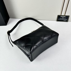 Chanel 新品经典菱格纹+软糯小羊皮,自重轻、手感软,背起来松弛感十足,慵懒又高级。小号设计对超友好 Chanel 新品经典菱格纹+软糯小羊皮,自重轻、手感软,背起来松弛感十足,慵懒又高级。小号设计对超友好