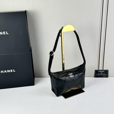 Chanel 新品经典菱格纹+软糯小羊皮,自重轻、手感软,背起来松弛感十足,慵懒又高级。小号设计对超友好 Chanel 新品经典菱格纹+软糯小羊皮,自重轻、手感软,背起来松弛感十足,慵懒又高级。小号设计对超友好
