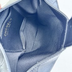 Chanel 新品经典菱格纹+软糯小羊皮,自重轻、手感软,背起来松弛感十足,慵懒又高级。小号设计对超友好 Chanel 新品经典菱格纹+软糯小羊皮,自重轻、手感软,背起来松弛感十足,慵懒又高级。小号设计对超友好