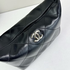 Chanel 新品经典菱格纹+软糯小羊皮,自重轻、手感软,背起来松弛感十足,慵懒又高级。小号设计对超友好 Chanel 新品经典菱格纹+软糯小羊皮,自重轻、手感软,背起来松弛感十足,慵懒又高级。小号设计对超友好