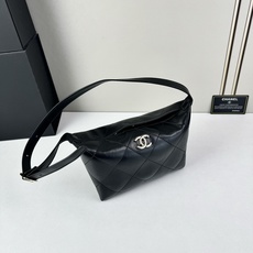Chanel 新品经典菱格纹+软糯小羊皮,自重轻、手感软,背起来松弛感十足,慵懒又高级。小号设计对超友好 Chanel 新品经典菱格纹+软糯小羊皮,自重轻、手感软,背起来松弛感十足,慵懒又高级。小号设计对超友好