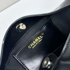 Chanel 新品经典菱格纹+软糯小羊皮,自重轻、手感软,背起来松弛感十足,慵懒又高级。小号设计对超友好 Chanel 新品经典菱格纹+软糯小羊皮,自重轻、手感软,背起来松弛感十足,慵懒又高级。小号设计对超友好