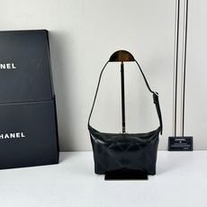 Chanel 新品经典菱格纹+软糯小羊皮,自重轻、手感软,背起来松弛感十足,慵懒又高级。小号设计对超友好 Chanel 新品经典菱格纹+软糯小羊皮,自重轻、手感软,背起来松弛感十足,慵懒又高级。小号设计对超友好