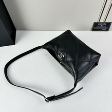 Chanel 新品经典菱格纹+软糯小羊皮,自重轻、手感软,背起来松弛感十足,慵懒又高级。小号设计对超友好 Chanel 新品经典菱格纹+软糯小羊皮,自重轻、手感软,背起来松弛感十足,慵懒又高级。小号设计对超友好