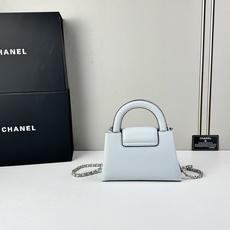 Chanel Caviare皮革手提包设计精致小巧,适合日常通勤约会或轻奢出街。🖤 材质与细节采 Chanel Caviare皮革手提包设计精致小巧,适合日常通勤约会或轻奢出街。🖤 材质与细节采