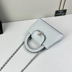 Chanel Caviare皮革手提包设计精致小巧,适合日常通勤约会或轻奢出街。🖤 材质与细节采 Chanel Caviare皮革手提包设计精致小巧,适合日常通勤约会或轻奢出街。🖤 材质与细节采