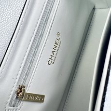 Chanel Caviare皮革手提包设计精致小巧,适合日常通勤约会或轻奢出街。🖤 材质与细节采 Chanel Caviare皮革手提包设计精致小巧,适合日常通勤约会或轻奢出街。🖤 材质与细节采